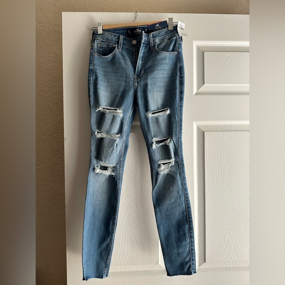 Hollister high rise super skinny women’s jeans. W 25, L 26. Size 1S.